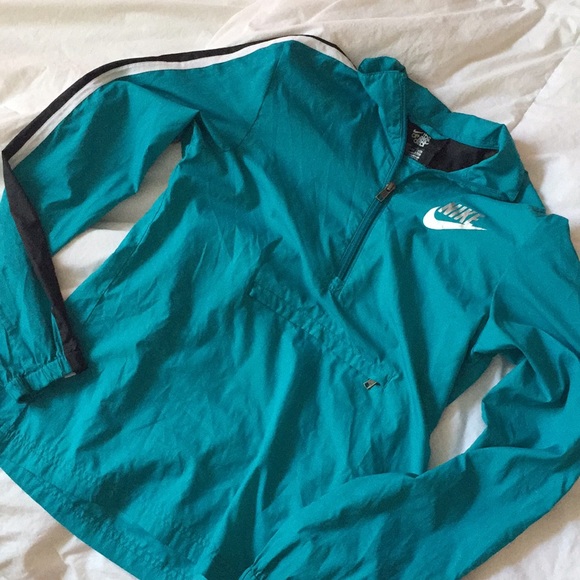 Nike Jackets & Blazers - Gorgeous nike windbreaker pullover 😍
